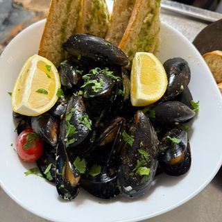 Scoici in sos de vin si ciabatta