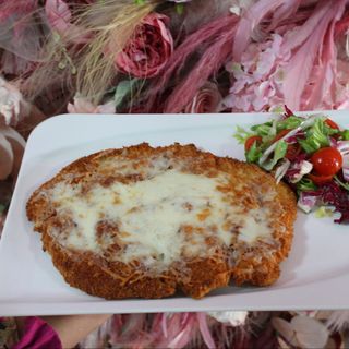 Șnitel gigant de pui gratinat