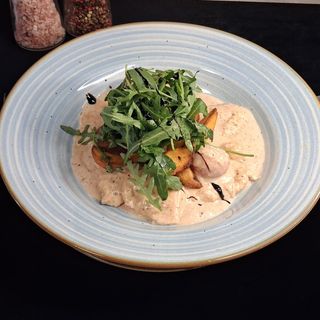 Piept de pui cu sos gorgonzola si cartofi copti