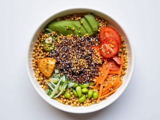 Salata de avocado cu halumi si edamame