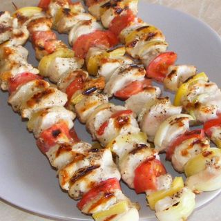 Frigărui de pui și cartofi prăjiți