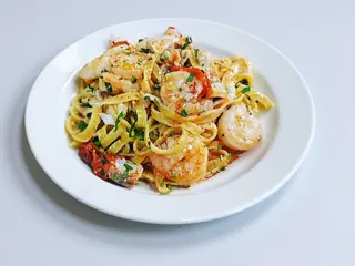 Tagliatelle cu dorada si creveti