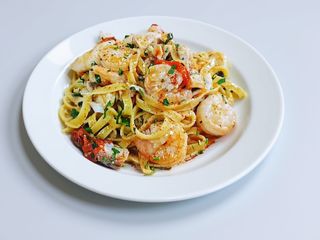 Tagliatelle cu dorada si creveti