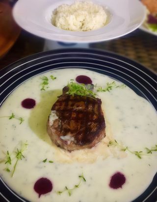 Muschi de vita cu sos gorgonzola