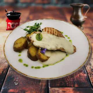 PIEPT DE PUI CU SOS DE BRÂNZETURI, CARTOFI CU ROZMARIN