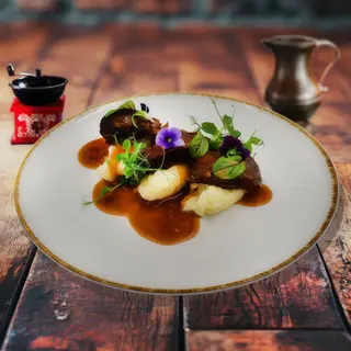 OBRAJORI DE PORC CU PIURE DE CARTOFI SI SOS DEMI-GLACE