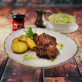 STEAK DE VITĂ, CARTOFI CU ROZMARIN ȘI SALATĂ ICEBERG