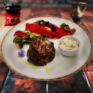 MUSCHI VITA CU LEGUME LA GRATAR SI SOS DE PIPER VERDE