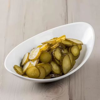 Salată de castraveți murați