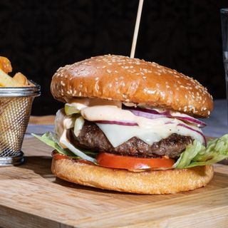 Cheeseburger + cartofi pai + sosul casei