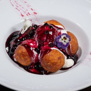 Papanasi bilute cu smantana si dulceata de afine