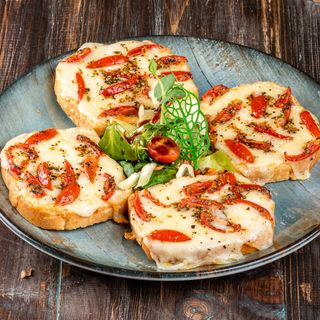 Bruschete cu mozzarella, rosii cherry, oregano si busuioc