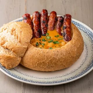 Iahnie de fasole cu carnaciori prajiti in paine