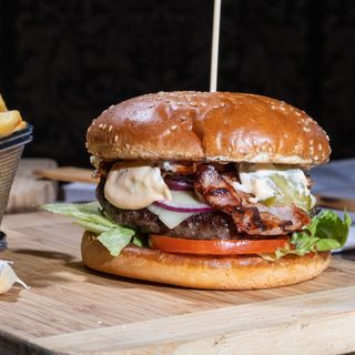 Bacon Cheeseburger + cartofi pai + sosul casei