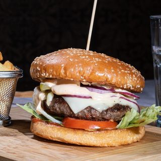 Cheeseburger + cartofi wedges + sosul casei