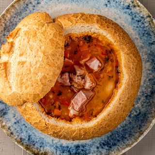 Ciorba de fasole cu afumatura in paine