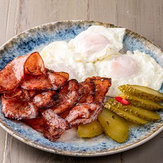 Ochiuri cu bacon prajit crocant si castraveti murati