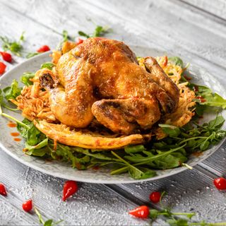 Cocosel de padure pe cuib de cartofi crocanti si mujdei de usturoi