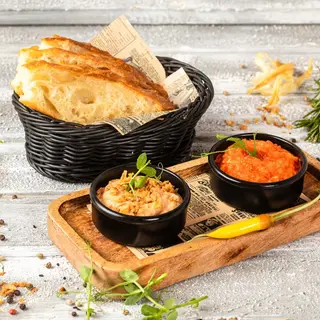 DUO DE VINETE ȘI ZACUSCĂ CU FOCCACIA HOME MADE