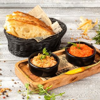 DUO DE VINETE ȘI ZACUSCĂ CU FOCCACIA HOME MADE