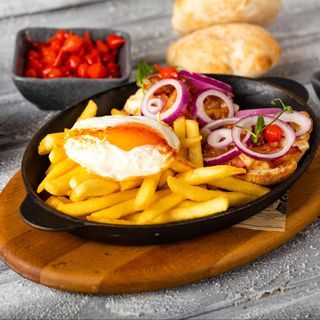 Bruschete țărănești cu ouă și cartofi prăjiți