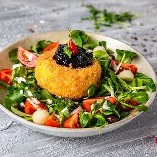 Camembert pane cu gem de afine și salată