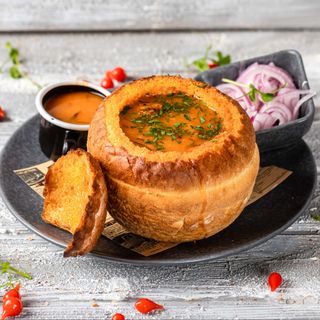 Ciorbă de fasole în pâine de post