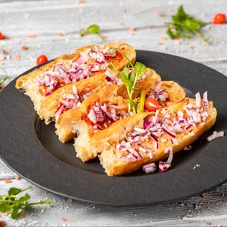 focaccia CU UNTURĂ, ceapă și pastă de ardei iute