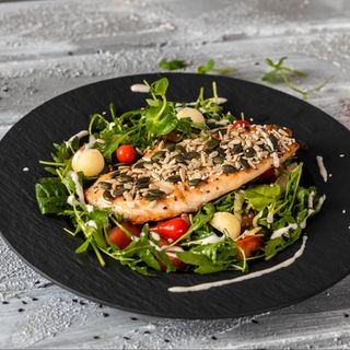 Piept de pui cu seminte si salata