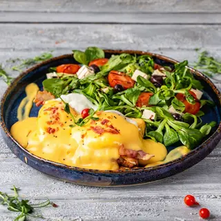 ouă poȘate cu salată