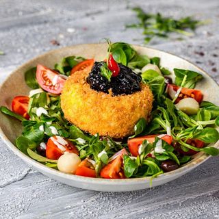 CAMEMBERT PANE CU GEM DE AFINE ȘI SALATĂ DE SEZON