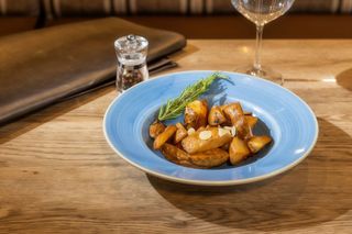 Cartofi aromatizați cu rozmarin