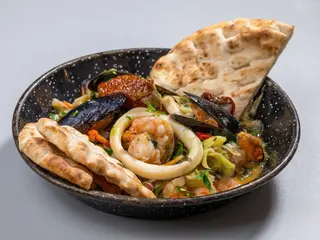 Tigaie cu fructe de mare