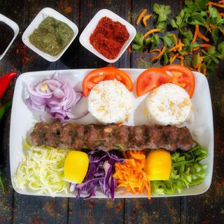 Beyti kebab usturoi si patrunjel