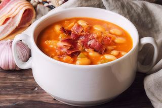 Ciorba de fasole cu afumatura si ceapa rosie
