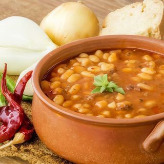 Mancarica de fasole cu mamaliga si ceapa (post)