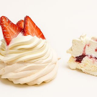 Pavlova cu mousse de ciocolată albă și filling de căpșune