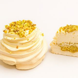 Pavlova cu mousse de ciocolată albă si filling de fistic
