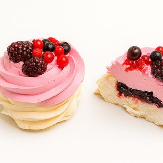 Pavlova cu mousse de ciocolată și filling de fructe de pădure