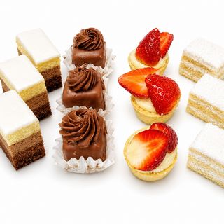 Platou Mini Prăjituri Asortate – Trio Mousse, Amandine, Lămâițe & Tarte cu Fructe