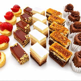 Platou Mini Prăjituri Asortate – Tarte, Amandine, Trio Chocolate, Doboș & Krantz