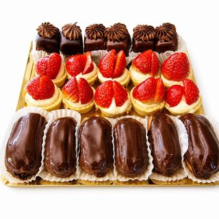 Platou Mini Prăjituri Asortate – Eclere cu Ciocolată, Tarte cu Fructe & Amandine