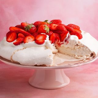 Fabulosul Tort Pavlova Mousse de Ciocolată Albă & Filling de Căpșune (1 kg)