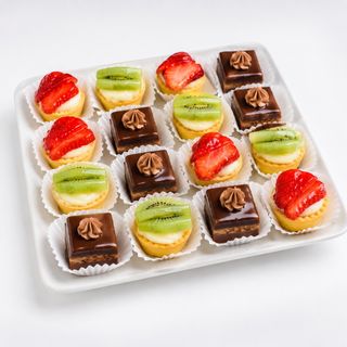 Platou Mini Prăjituri Asortate – Tarte cu Fructe & Amandine