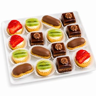 Platou Mini Prăjituri Asortate – Eclere cu Ciocolată, Tarte cu Fructe & Amandine