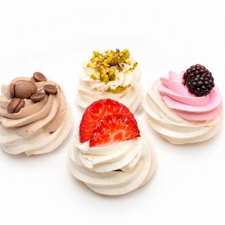 Pachet 1 kg Mix Mini Pavlova – Ciocolată Albă & Căpșuni, Fistic, Fructe de Pădure & Gianduia