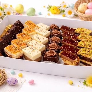 Răsfățul dulce perfect pentru masa de Paște – Mix Box Casandra (1,5 kg.)