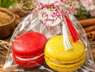 Mărțișor Dulce Casandra – Punguța cu 2 Macarons Artizanale