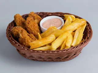 Coș cu aripioare picante și cartofi prăjiți - 480 g