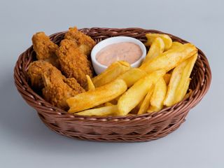 Coș cu aripioare picante și cartofi prăjiți - 480 g